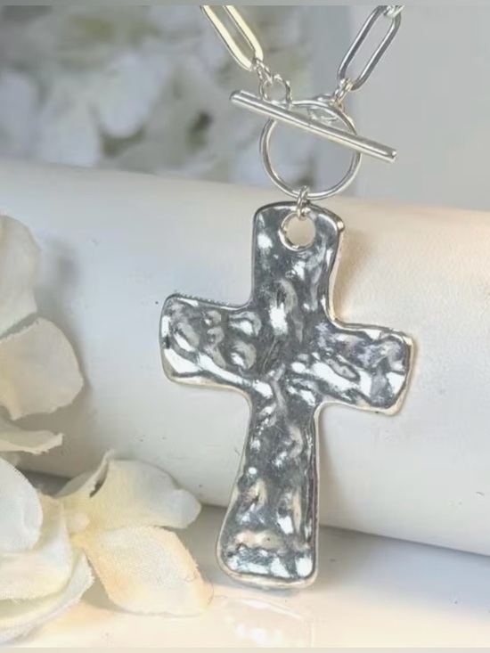 Jewelry - 🩶 Hammered Cross Pendant Toggle Clasp Necklace - Silver Tone Paperclip Chain 🩶